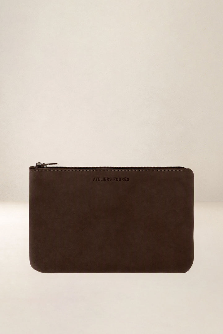 Trousse en cuir pleine fleur CASSIOPÉE coloris chocolat, vue d’ensemble – Ateliers Fourès