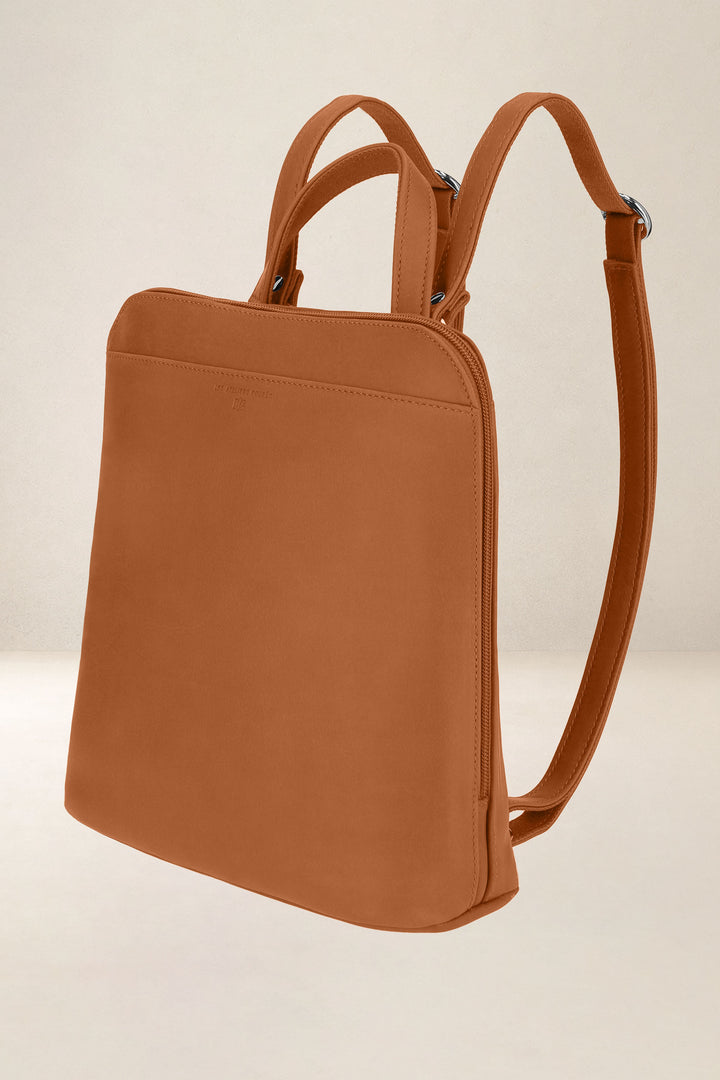 Sac à dos en cuir pleine fleur ANDROMÈDE coloris lionne, vue de profil n°1 – Ateliers Fourès