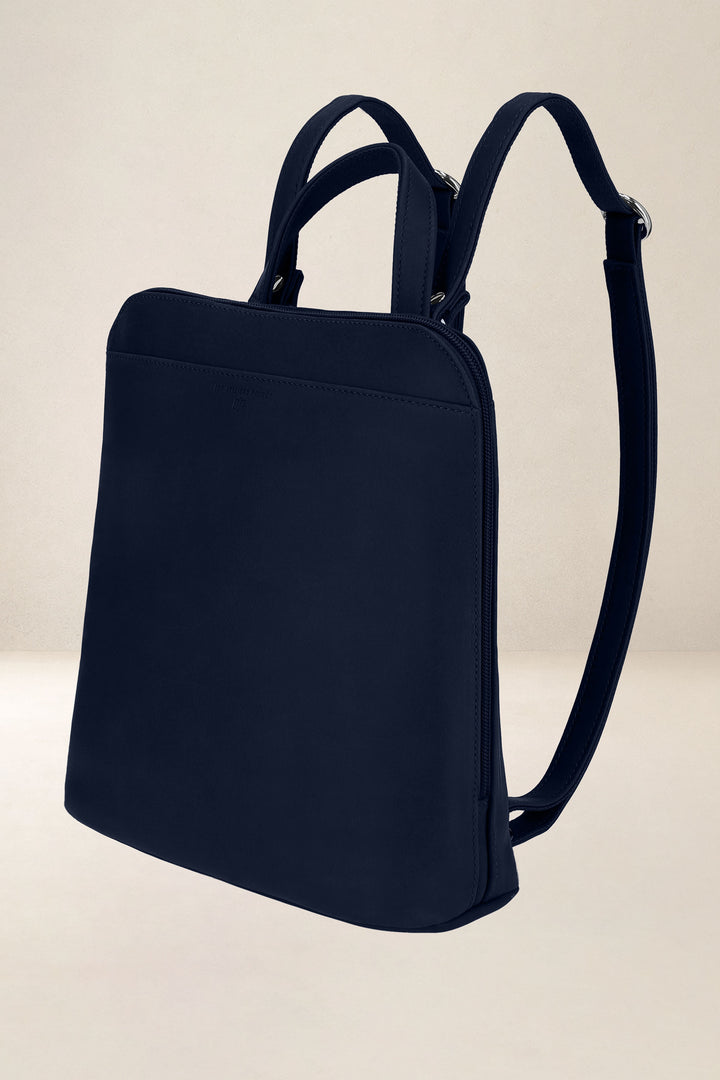 Sac à dos en cuir pleine fleur ANDROMÈDE coloris minuit, vue de profil n°1 – Ateliers Fourès