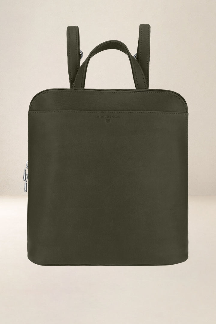 Sac à dos en cuir pleine fleur ANDROMÈDE coloris kaki, vue d’ensemble – Ateliers Fourès