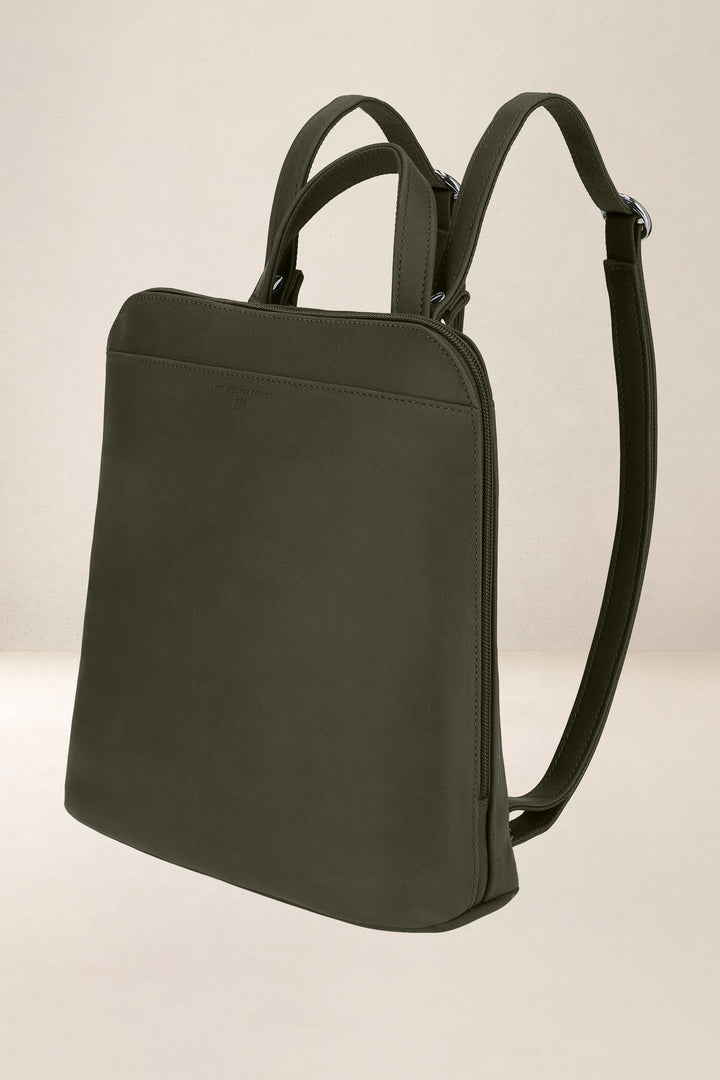 Sac à dos en cuir pleine fleur ANDROMÈDE coloris kaki, vue de profil n°1 – Ateliers Fourès