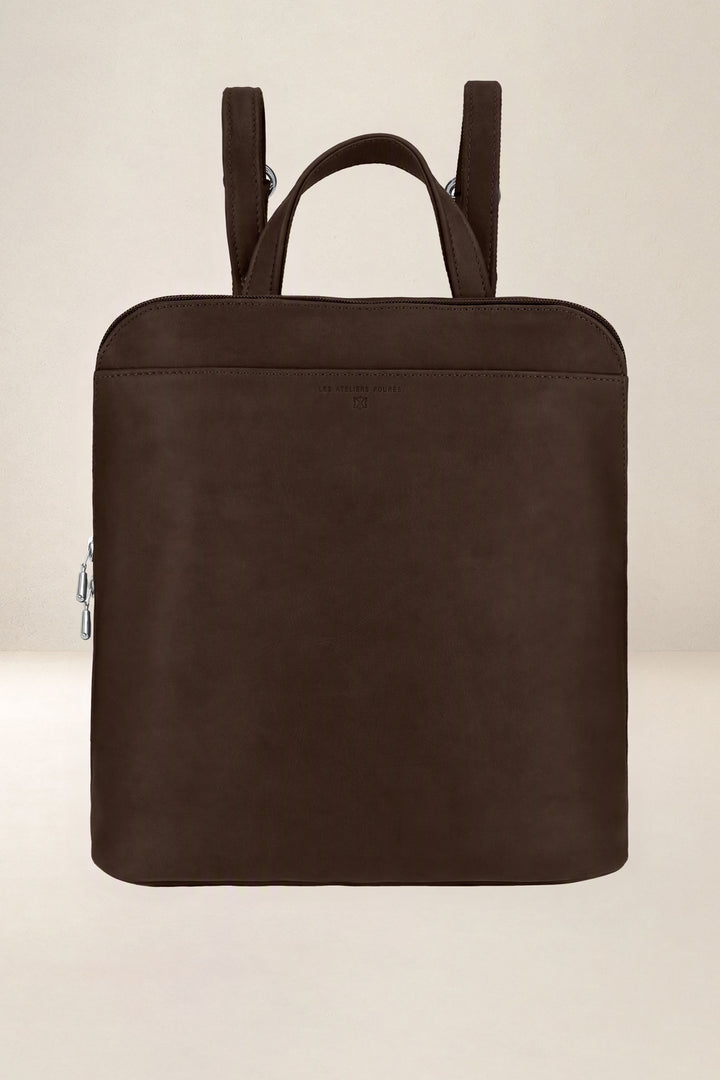 Sac à dos en cuir pleine fleur ANDROMÈDE coloris chocolat, vue d’ensemble – Ateliers Fourès