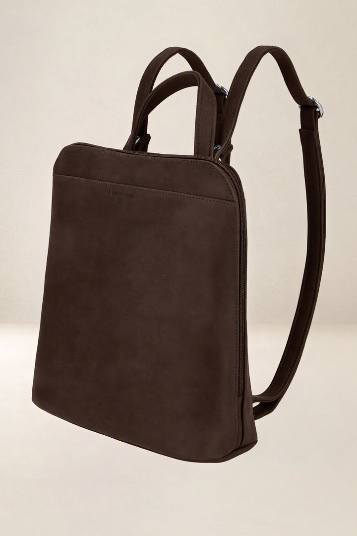 Sac à dos en cuir pleine fleur ANDROMÈDE coloris chocolat, vue de profil n°1 – Ateliers Fourès