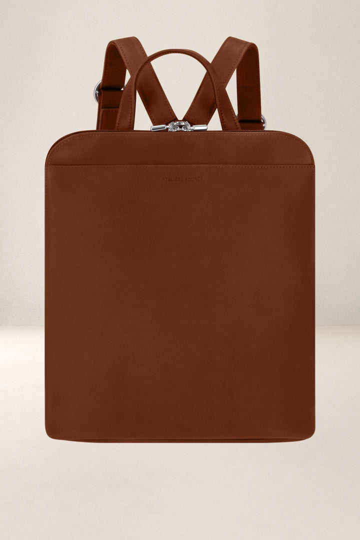 Sac à dos en cuir pleine fleur ANDROMÈDE coloris fauve, vue de face – Ateliers Fourès