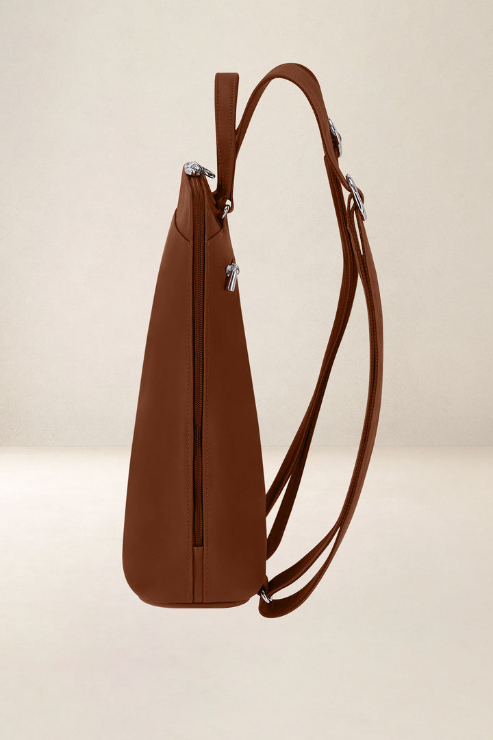 Sac à dos en cuir pleine fleur ANDROMÈDE coloris fauve, vue de profil n°2 – Ateliers Fourès
