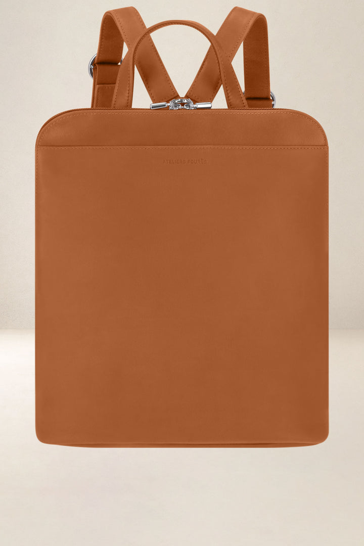 Sac à dos en cuir pleine fleur ANDROMÈDE coloris lionne, vue d’ensemble – Ateliers Fourès