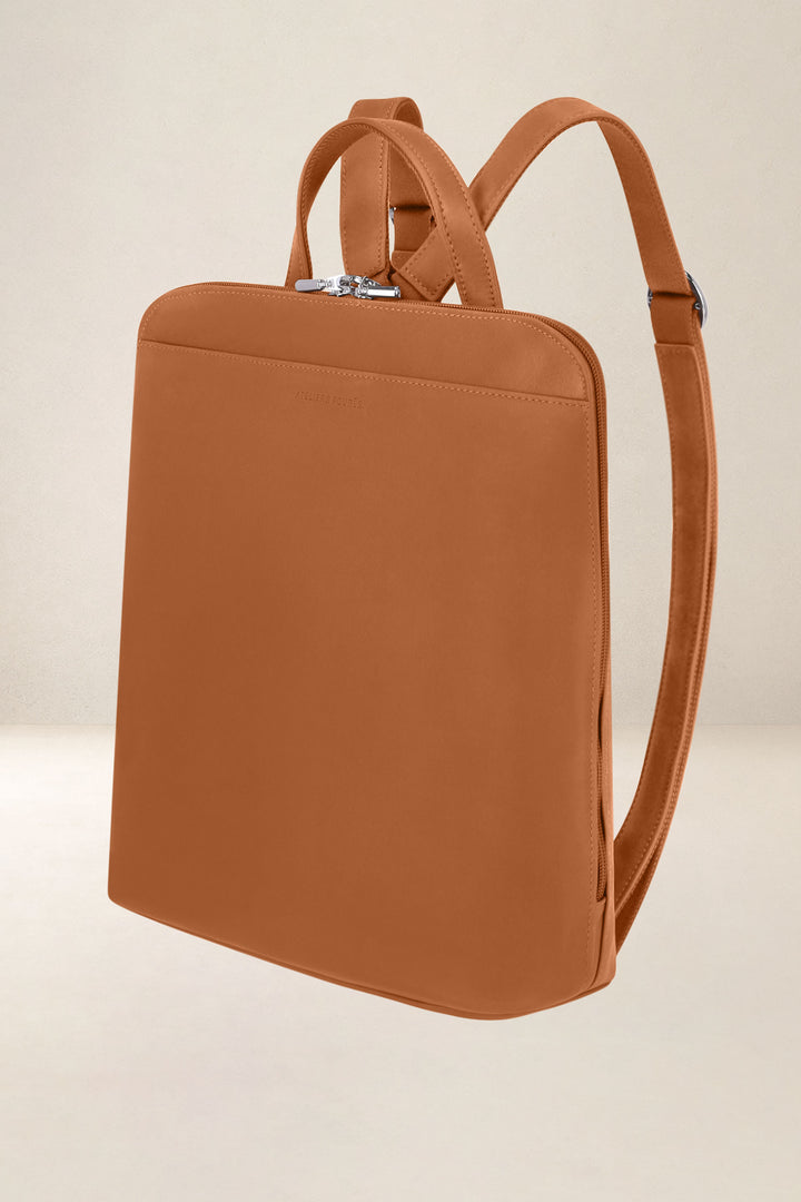 Sac à dos en cuir pleine fleur ANDROMÈDE coloris lionne, vue de profil n°1 – Ateliers Fourès