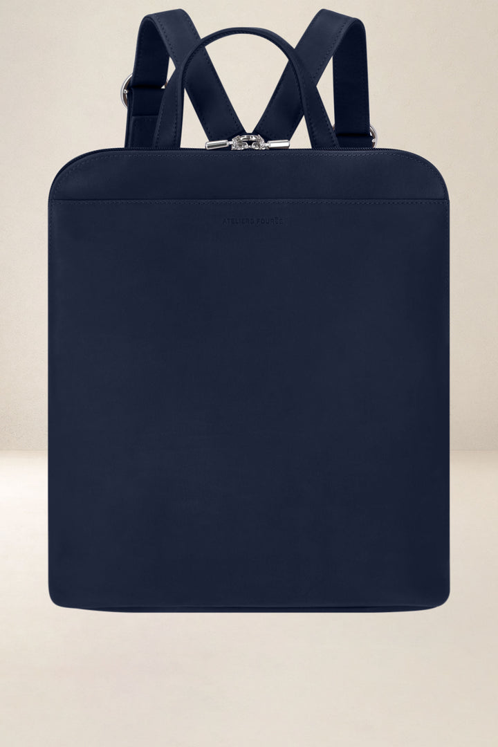 Sac à dos en cuir pleine fleur ANDROMÈDE coloris minuit, vue d’ensemble – Ateliers Fourès