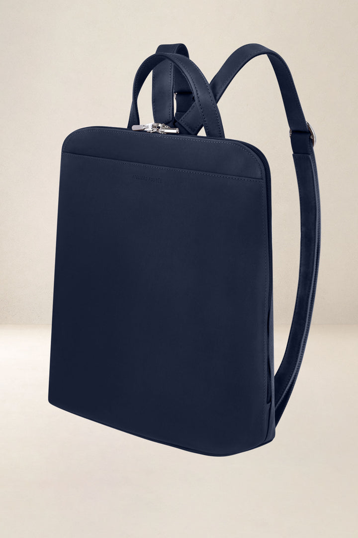 Sac à dos en cuir pleine fleur ANDROMÈDE coloris minuit, vue de profil n°1 – Ateliers Fourès