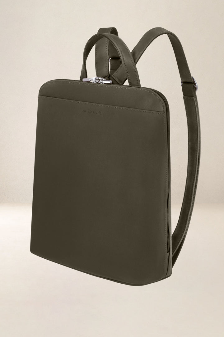 Sac à dos en cuir pleine fleur ANDROMÈDE coloris kaki, vue de profil n°1 – Ateliers Fourès