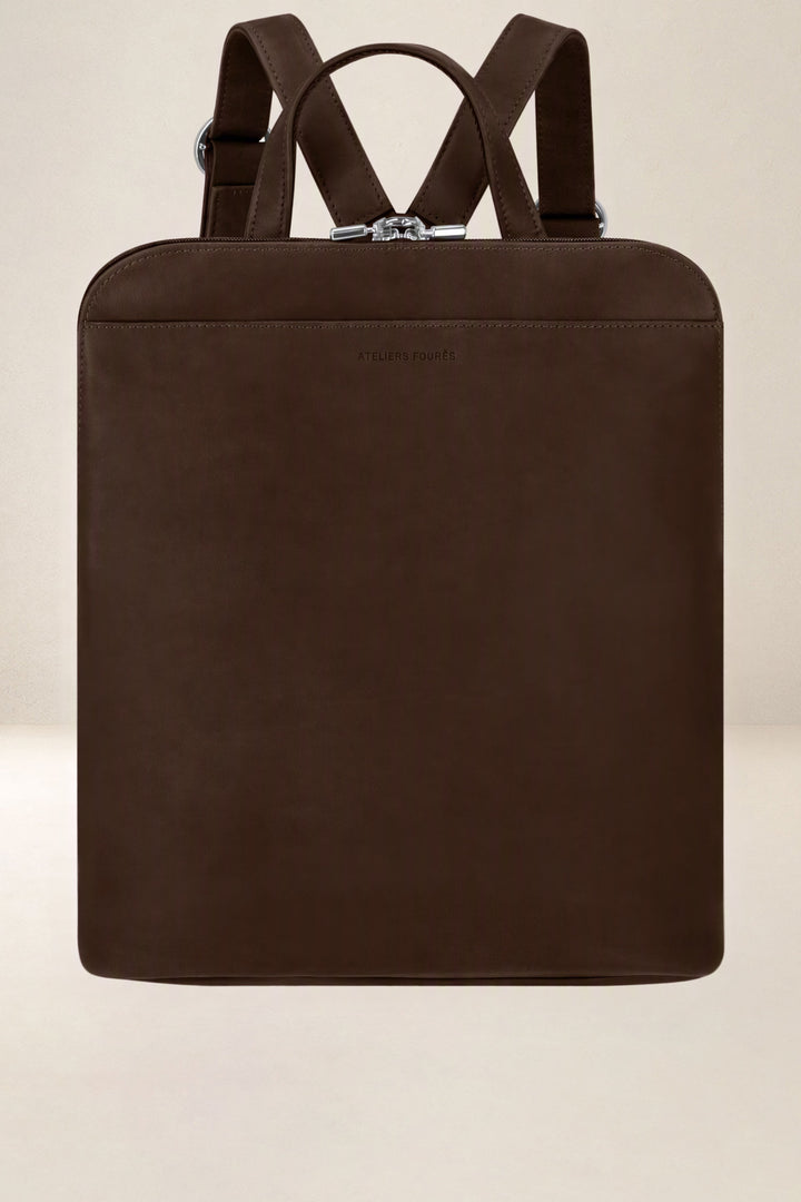 Sac à dos en cuir pleine fleur ANDROMÈDE coloris chocolat, vue d’ensemble – Ateliers Fourès