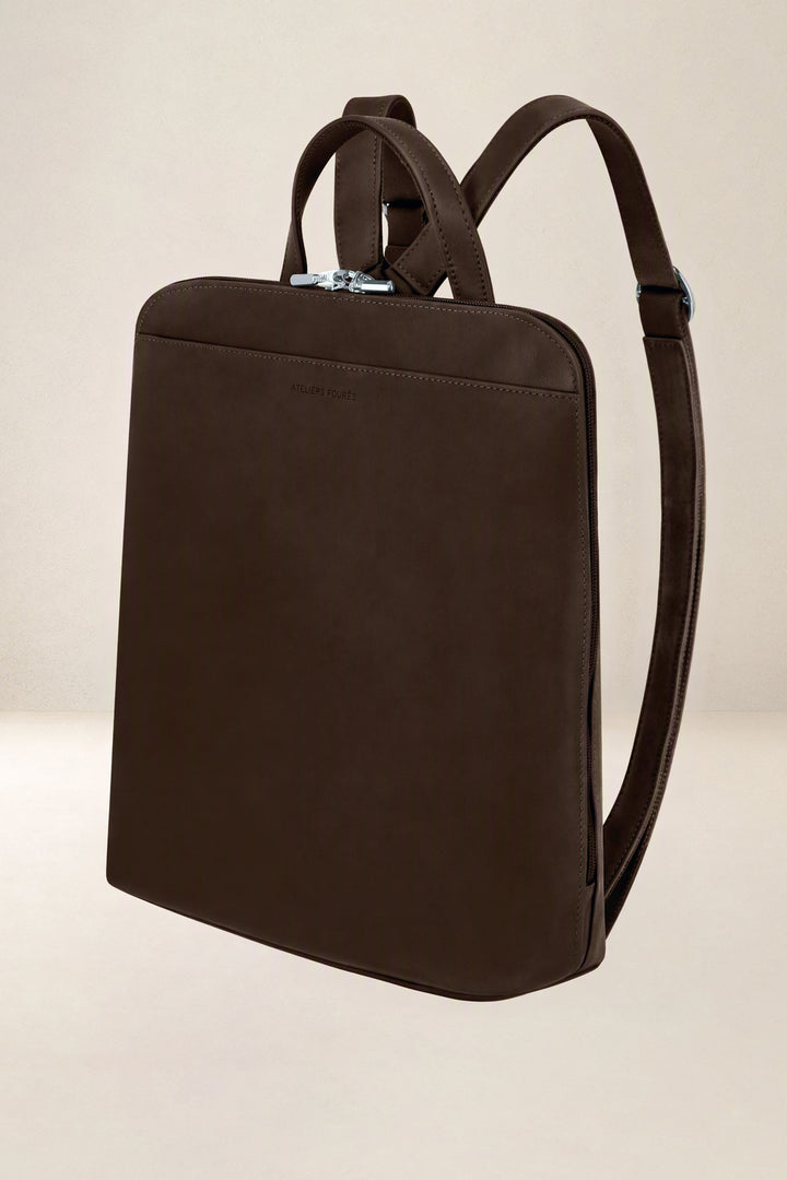 Sac à dos en cuir pleine fleur ANDROMÈDE coloris chocolat, vue de profil n°1 – Ateliers Fourès