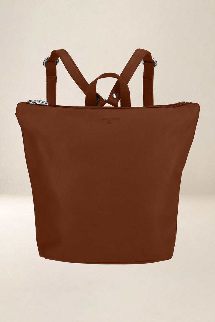 Sac à dos en cuir pleine fleur PSYCHÉ coloris fauve, vue de face n°2 – Ateliers Fourès