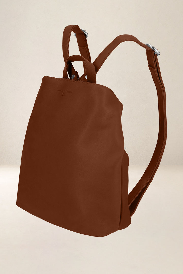 Sac à dos en cuir pleine fleur PSYCHÉ coloris fauve, vue de profil n°1 – Ateliers Fourès