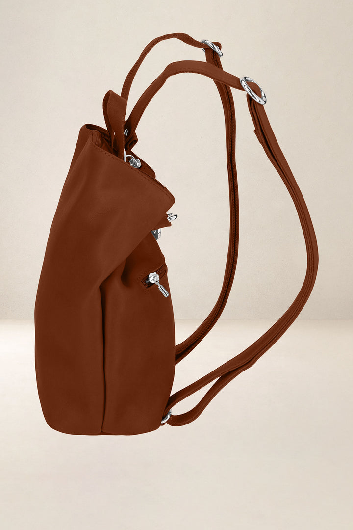 Sac à dos en cuir pleine fleur PSYCHÉ coloris fauve, vue de profil n°2 – Ateliers Fourès