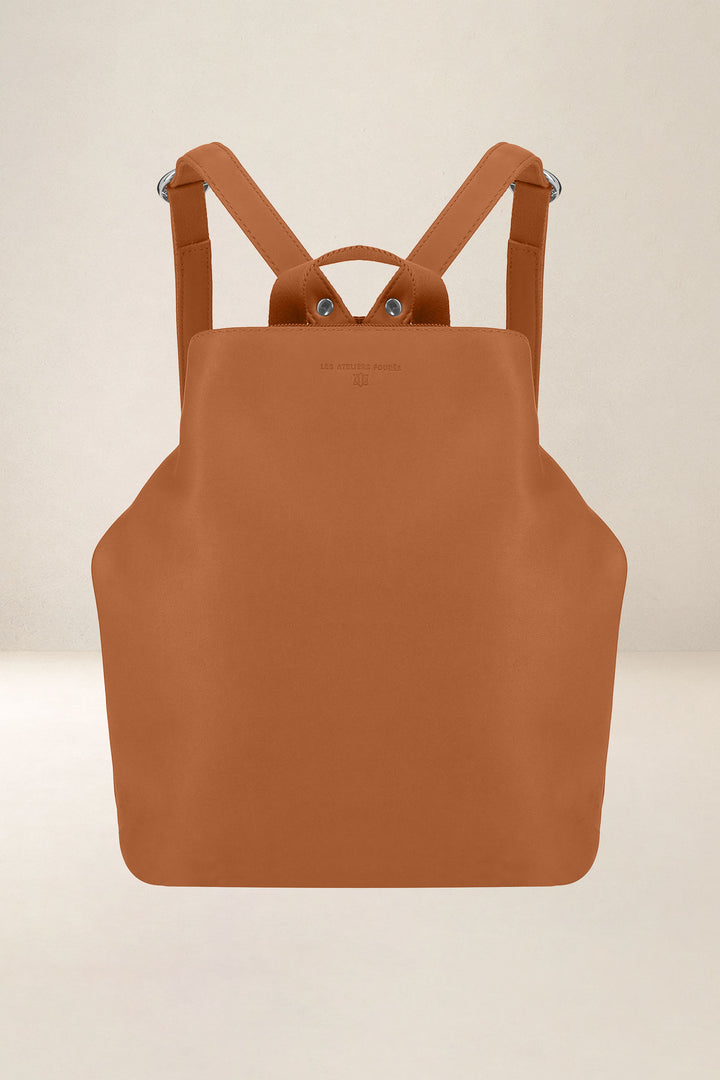 Sac à dos en cuir pleine fleur PSYCHÉ coloris lionne, vue d’ensemble – Ateliers Fourès
