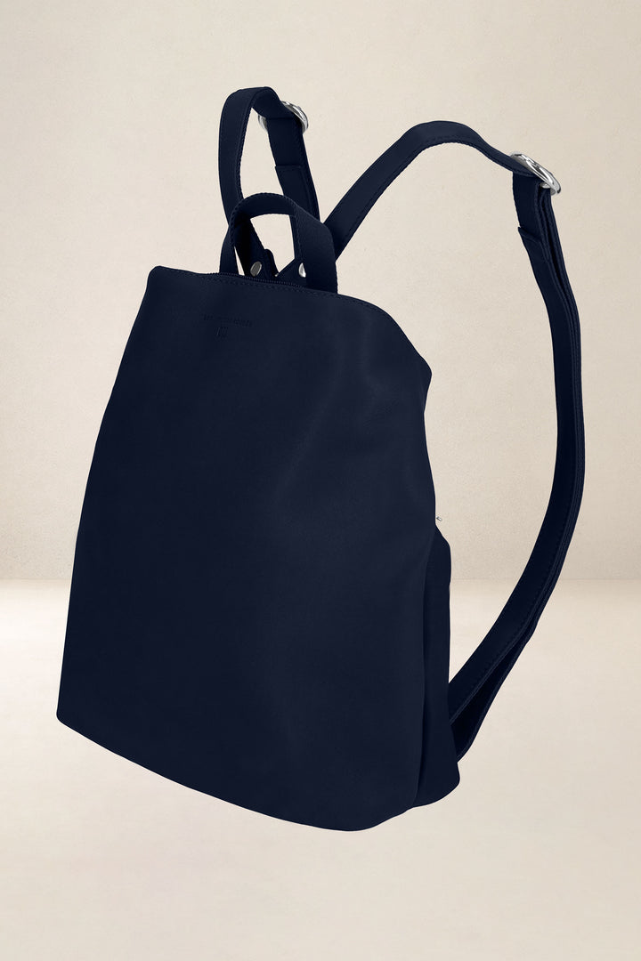 Sac à dos en cuir pleine fleur PSYCHÉ coloris minuit, vue de profil n°1 – Ateliers Fourès
