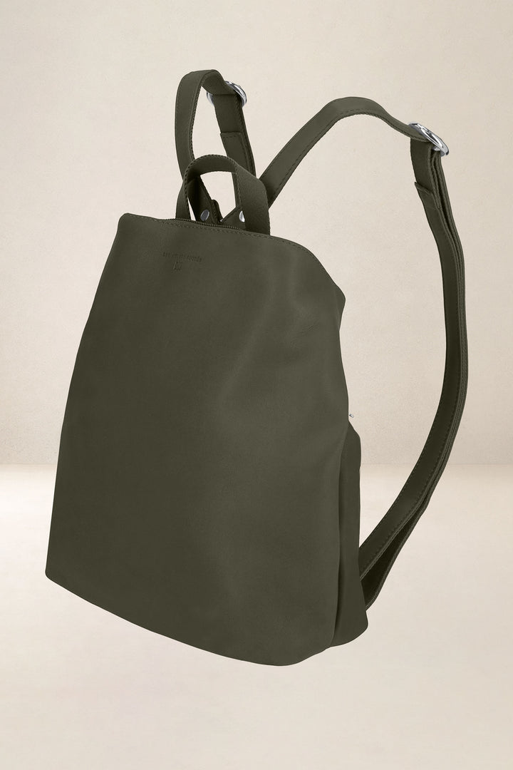 Sac à dos en cuir pleine fleur PSYCHÉ coloris kaki, vue de profil n°1 – Ateliers Fourès