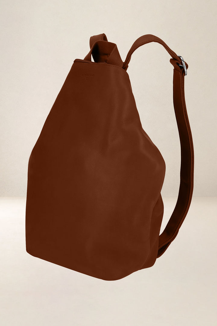 Sac à dos en cuir pleine fleur PSYCHÉ coloris fauve, vue de profil n°1 – Ateliers Fourès