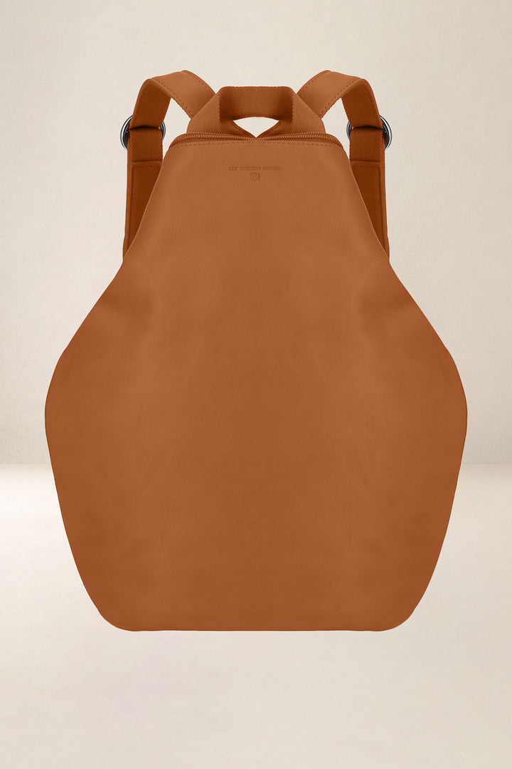 Sac à dos en cuir pleine fleur PSYCHÉ coloris lionne, vue d’ensemble – Ateliers Fourès