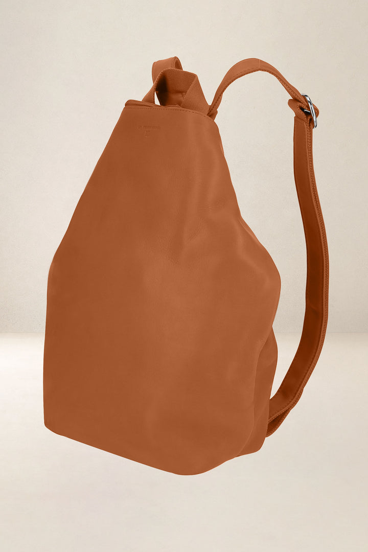 Sac à dos en cuir pleine fleur PSYCHÉ coloris lionne, vue de profil n°1 – Ateliers Fourès