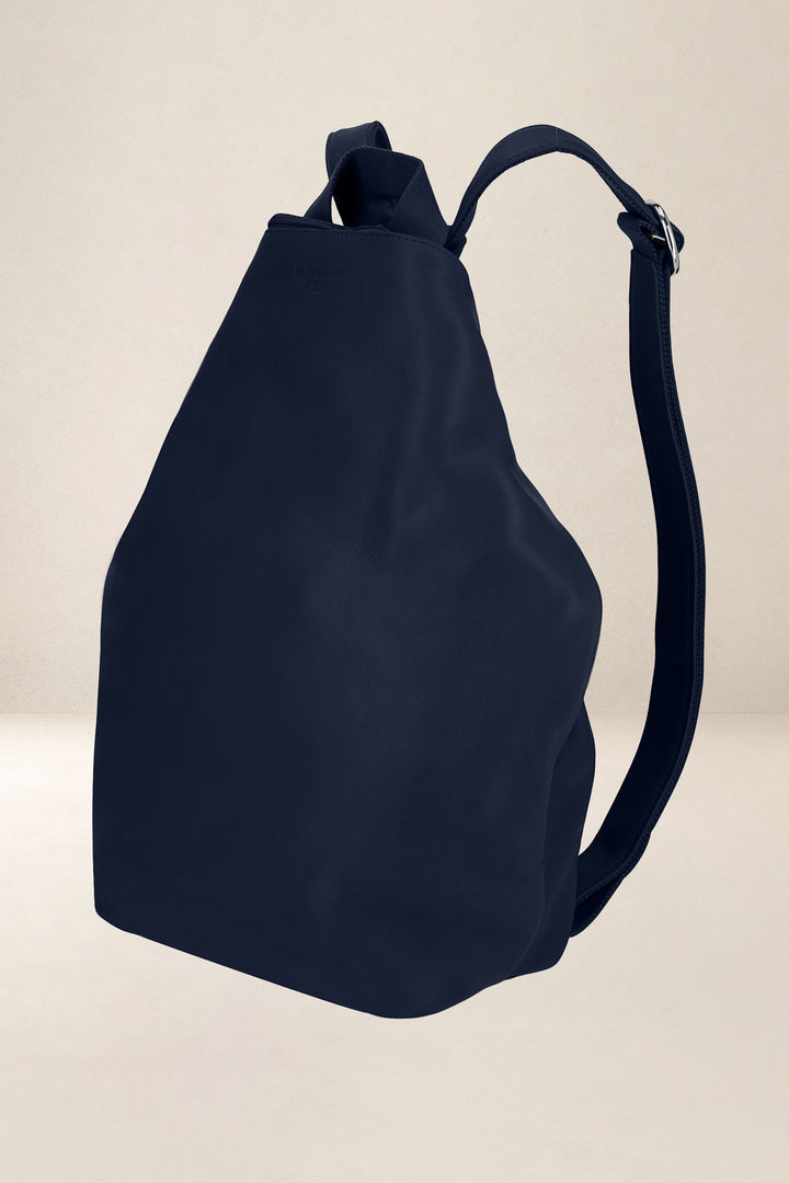 Sac à dos en cuir pleine fleur PSYCHÉ coloris minuit, vue de profil n°1 – Ateliers Fourès