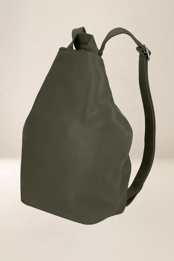 Sac à dos en cuir pleine fleur PSYCHÉ coloris kaki, vue de profil n°1 – Ateliers Fourès