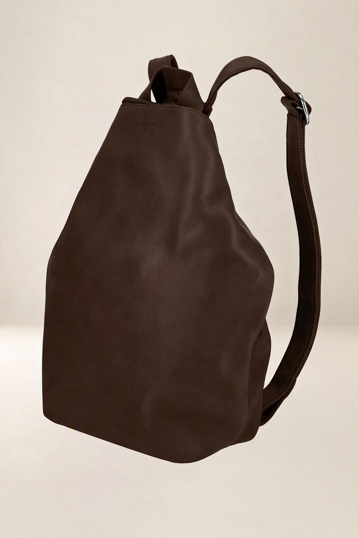 Sac à dos en cuir pleine fleur PSYCHÉ coloris chocolat, vue de profil n°1 – Ateliers Fourès