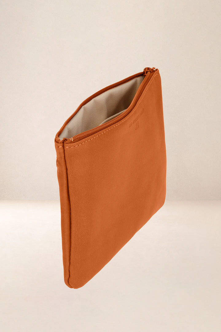 Trousse en cuir pleine fleur CASSIOPÉE coloris lionne, vue intérieure n°1 – Ateliers Fourès