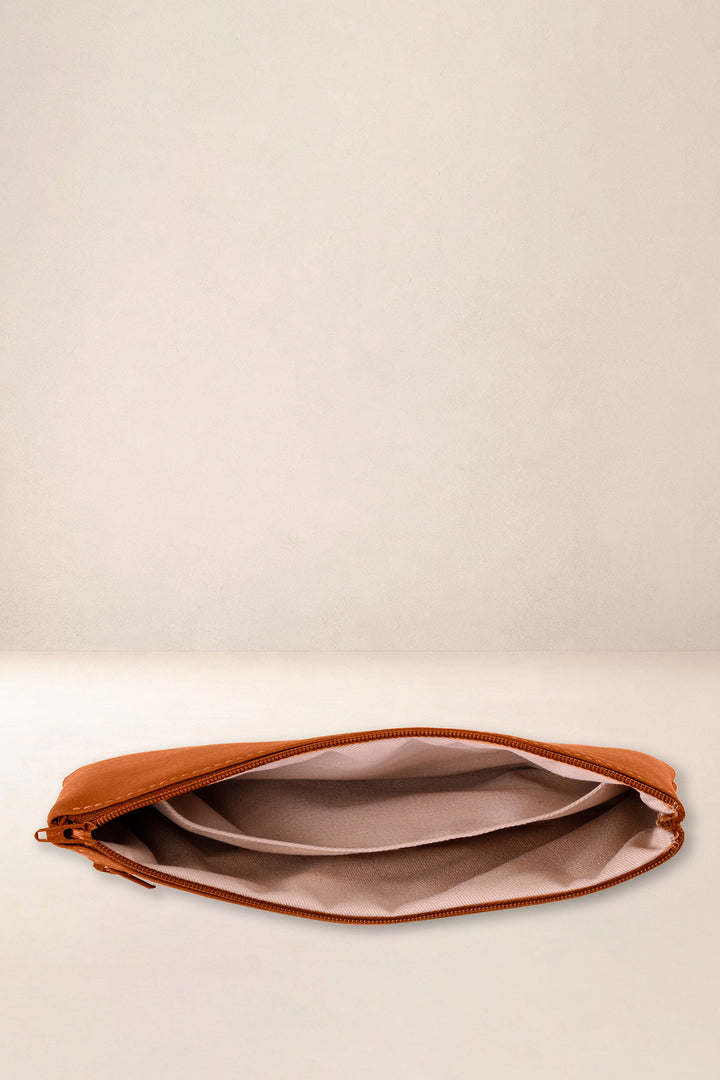 Trousse en cuir pleine fleur CASSIOPÉE coloris lionne, vue intérieure n°2 – Ateliers Fourès