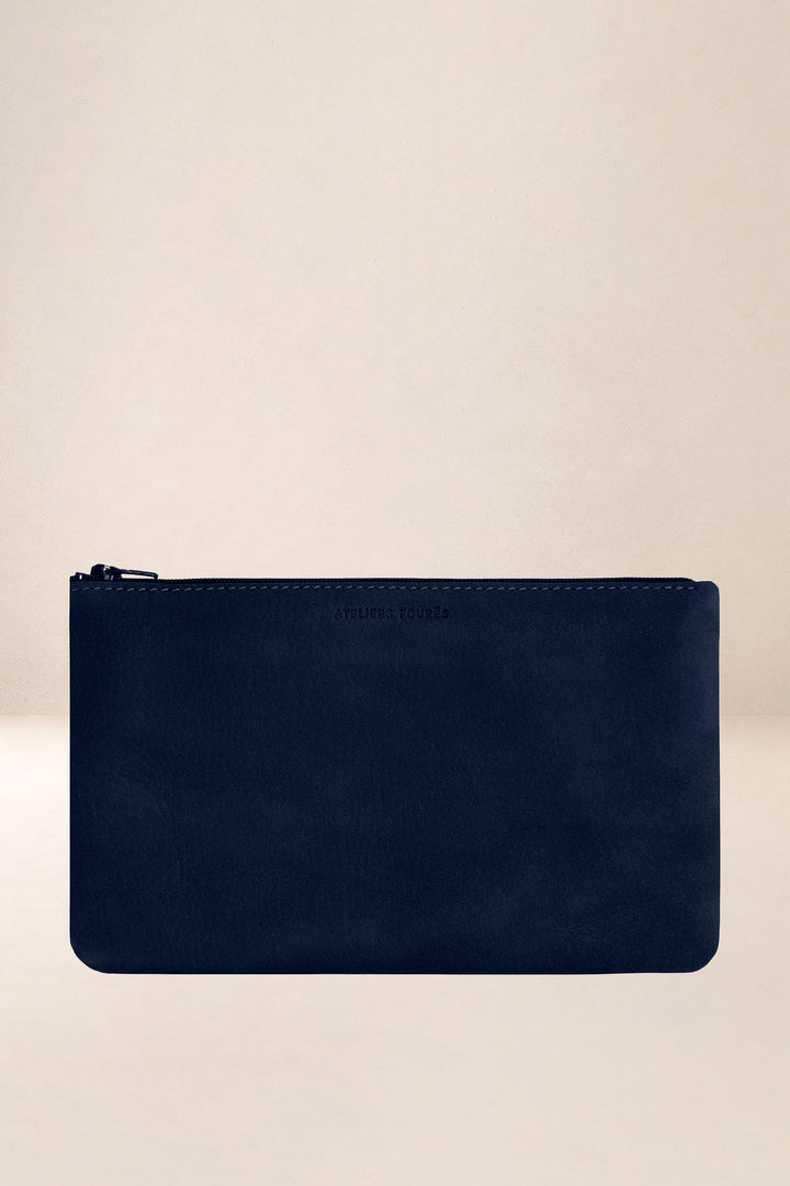 Trousse en cuir pleine fleur CASSIOPÉE coloris minuit, vue d’ensemble – Ateliers Fourès