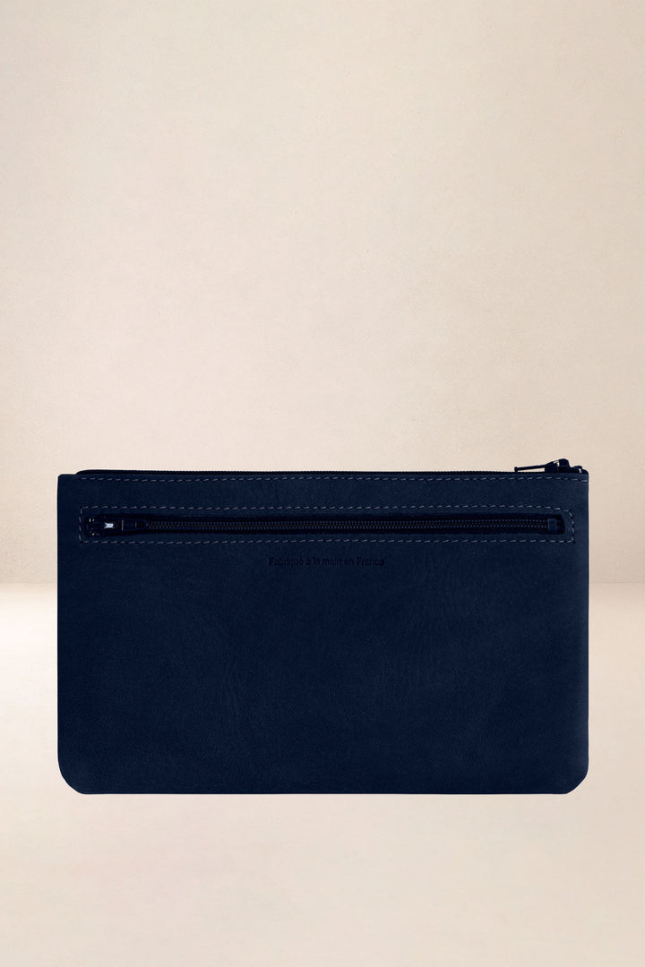 Trousse en cuir pleine fleur CASSIOPÉE coloris minuit, vue de profil – Ateliers Fourès