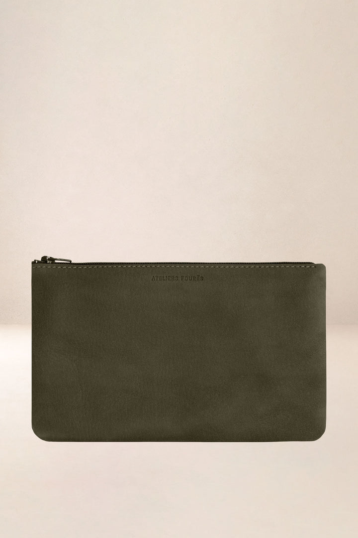 Trousse en cuir pleine fleur CASSIOPÉE coloris kaki, vue d’ensemble – Ateliers Fourès