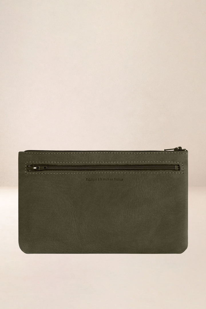 Trousse en cuir pleine fleur CASSIOPÉE coloris kaki, vue de profil – Ateliers Fourès