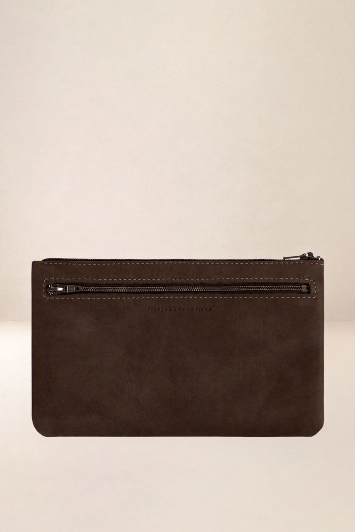 Trousse en cuir pleine fleur CASSIOPÉE coloris chocolat, vue de dos – Ateliers Fourès