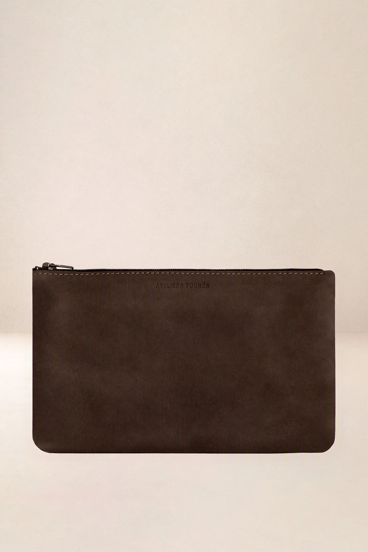 Trousse en cuir pleine fleur CASSIOPÉE coloris chocolat, vue d’ensemble – Ateliers Fourès