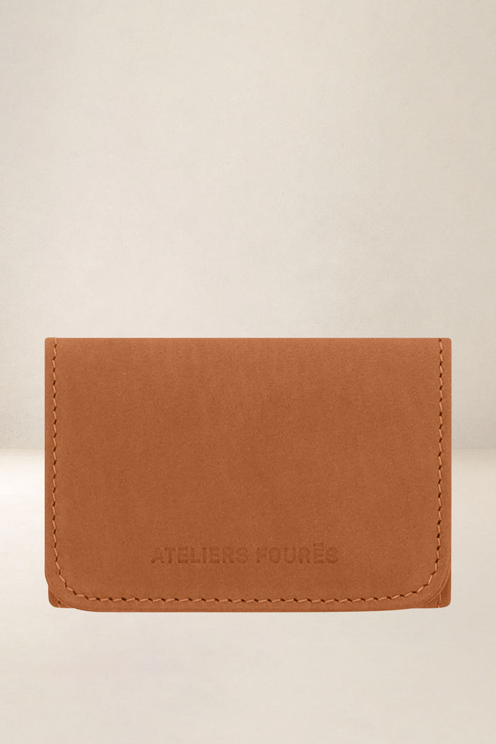 Porte-cartes en cuir pleine fleur CYBELLE coloris lionne, vue de face – Ateliers Fourès