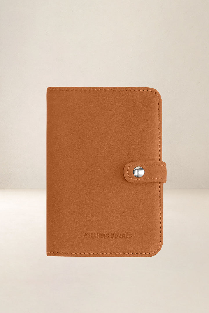 Portefeuille medium en cuir pleine fleur METIS coloris lionne, vue d’ensemble – Ateliers Fourès
