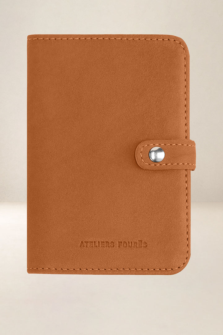 Portefeuille medium en cuir pleine fleur METIS coloris lionne, vue de face – Ateliers Fourès