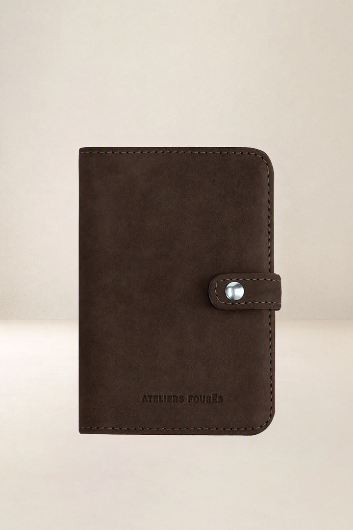 Portefeuille medium en cuir pleine fleur METIS coloris chocolat, vue d’ensemble – Ateliers Fourès