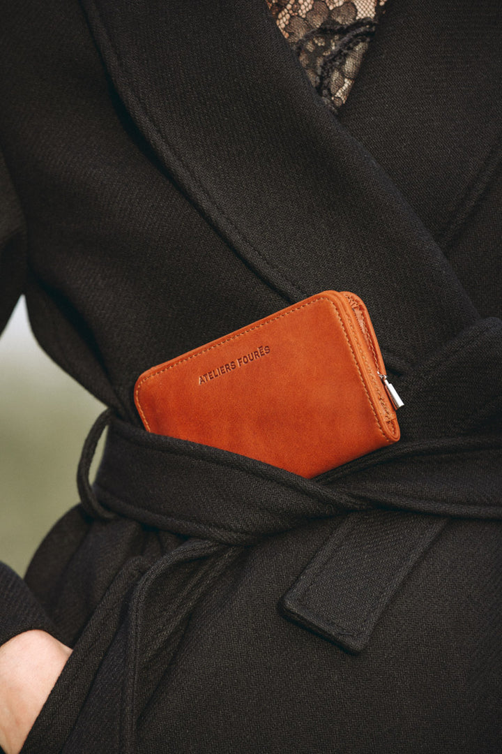 Portefeuille medium en cuir pleine fleur NÉRÉÏDES coloris fauve, tenu en main – Ateliers Fourès