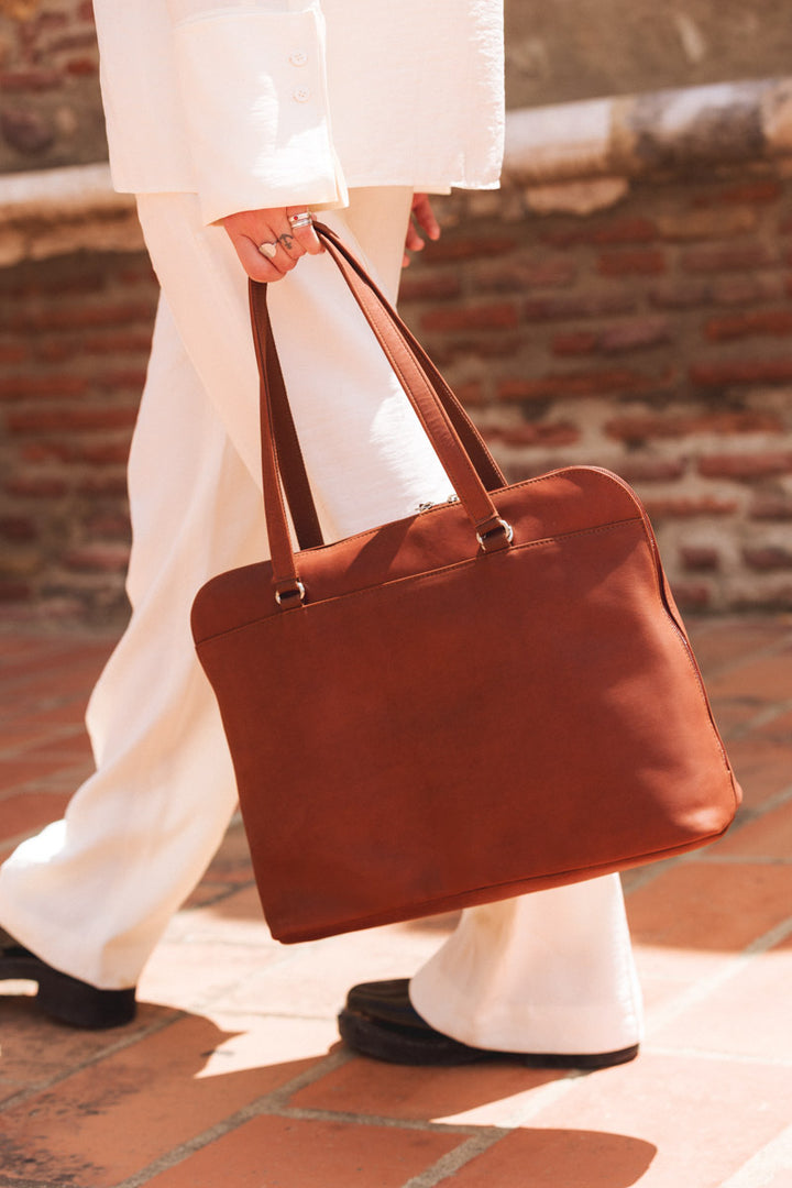 Sac de travail en cuir pleine fleur ANTIGONE coloris fauve, porté n°1 – Ateliers Fourès