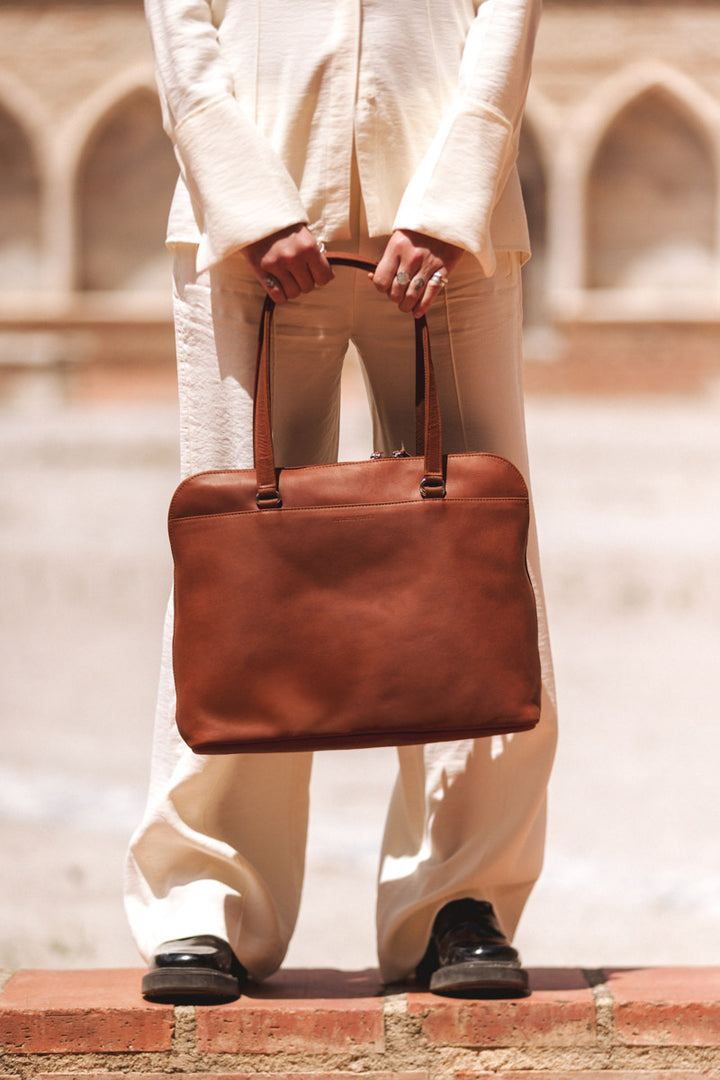 Sac de travail en cuir pleine fleur ANTIGONE coloris fauve, porté n°2 – Ateliers Fourès