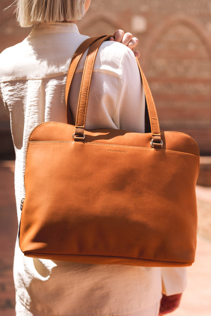 Sac de travail en cuir pleine fleur ANTIGONE coloris lionne, porté n°1 – Ateliers Fourès