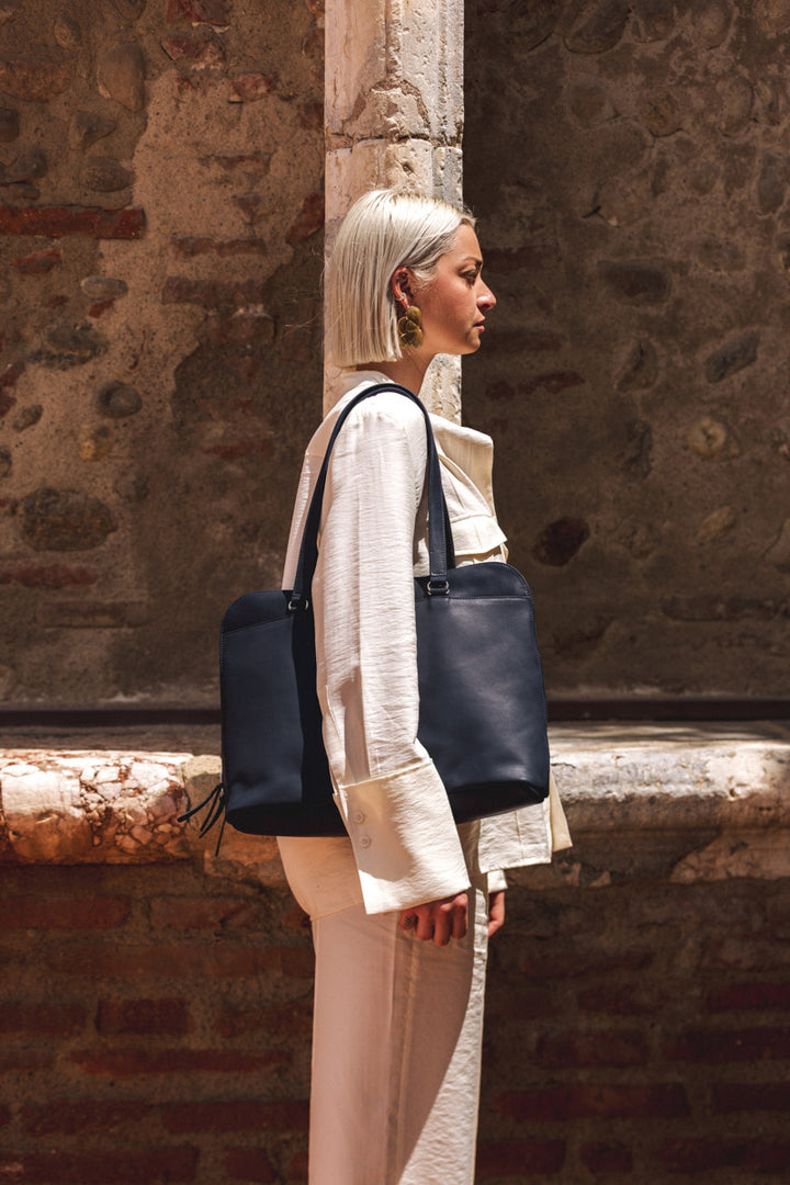 Sac de travail en cuir pleine fleur ANTIGONE coloris minuit, porté n°1 – Ateliers Fourès