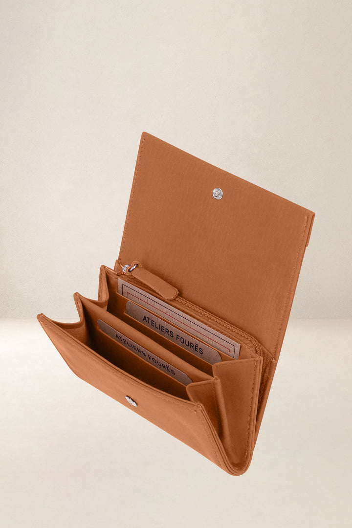 Portefeuille medium en cuir pleine fleur THÉMIS coloris lionne, vue intérieure – Ateliers Fourès