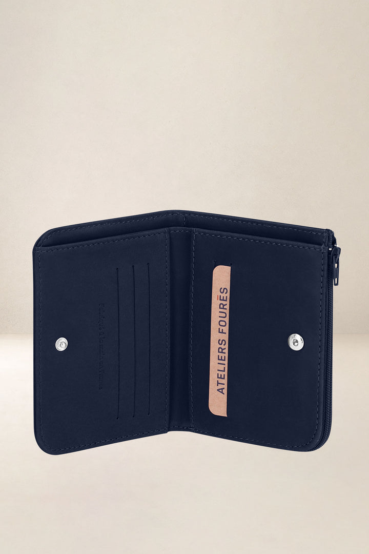 Portefeuille medium en cuir pleine fleur NÉMÉSIS coloris minuit, vue intérieure n°1 – Ateliers Fourès