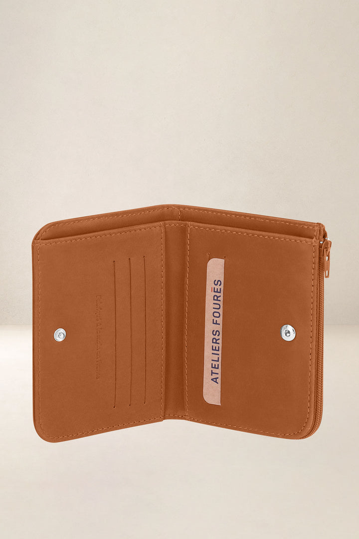 Portefeuille medium en cuir pleine fleur NÉMÉSIS coloris lionne, vue intérieure n°1 – Ateliers Fourès