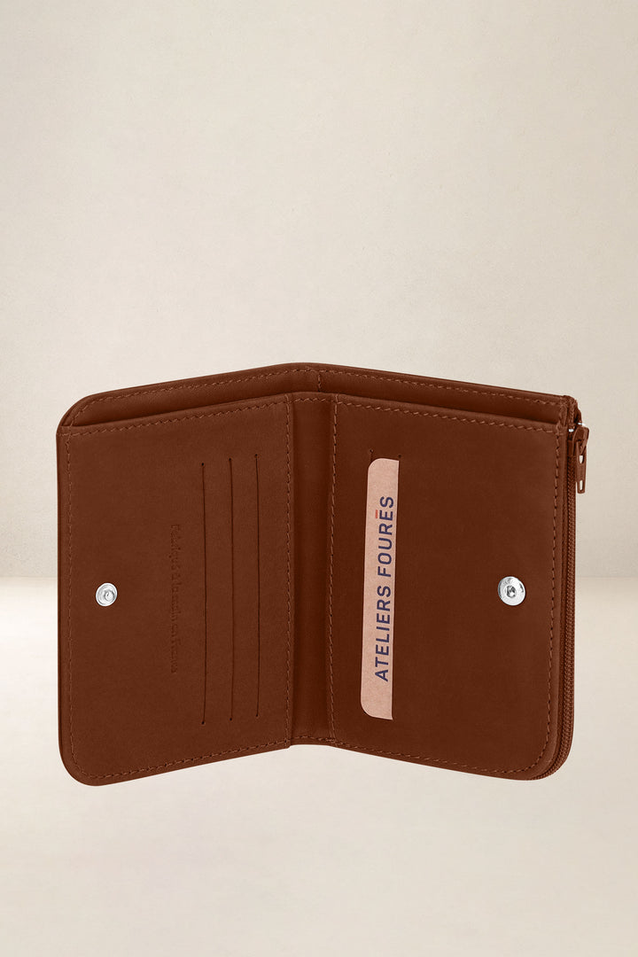 Portefeuille medium en cuir pleine fleur NÉMÉSIS coloris fauve, vue intérieure n°1 – Ateliers Fourès