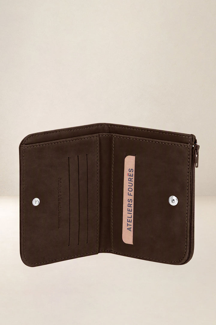 Portefeuille medium en cuir pleine fleur NÉMÉSIS coloris chocolat, vue intérieure n°1 – Ateliers Fourès